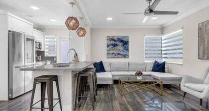 600 SW 31st Ave Pool Patio 4 Queen Beds Sleep 8 Parking