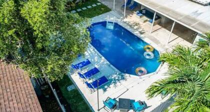 600 SW 31st Ave Pool Patio 4 Queen Beds Sleep 8 Parking