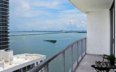 Waterfront 1BR w Bay Views Balcony Full Kitchen