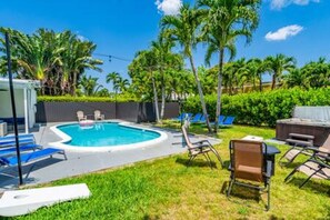 Exterior - 437 NE 107th Pool Hot Tub Patio 5 Bedrooms 3 Baths Parking (Miami Shores)