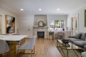 Interior - 437 NE 107th Pool Hot Tub Patio 5 Bedrooms 3 Baths Parking (Miami Shores)