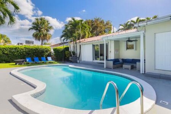 Pool - 437 NE 107th Pool Hot Tub Patio 5 Bedrooms 3 Baths Parking (Miami Shores)
