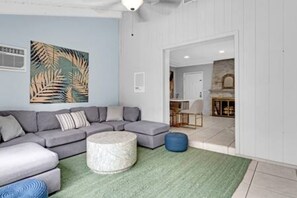 House | 5 bedrooms - 437 NE 107th Pool Hot Tub Patio 5 Bedrooms 3 Baths Parking (Miami Shores)