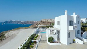 Un bâtiment blanc avec une piscine et une vue sur la mer.