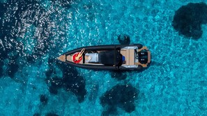 Un bote sobre aguas azules y transparentes.