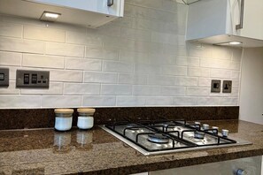 Refrigerador, microondas, horno, placa de cocina