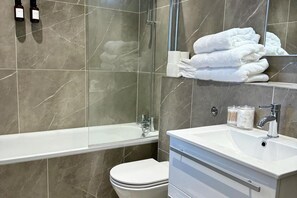 Shower, towels, toilet paper - 2bed Apartment-sleeps 4, Pets Ok & Balcony (London)