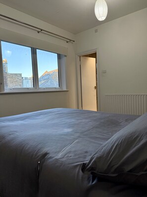 2 bedrooms, free WiFi, bed sheets - 2bed Apartment-sleeps 4, Pets Ok & Balcony (London)