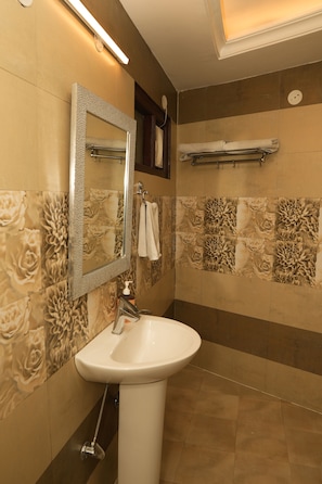 Habitación estándar | Baño | Regadera, amenidades de baño gratuitas, toallas, jabón