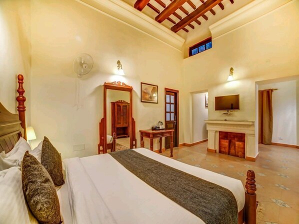 Queen Suite | Desk, laptop workspace, rollaway beds, free WiFi