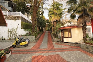 Courtyard - Bliss & Co Manor Mussoorie (Mussoorie)
