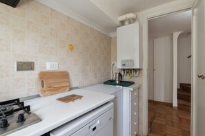 Frigorífico, horno, placa de cocina y lavavajillas