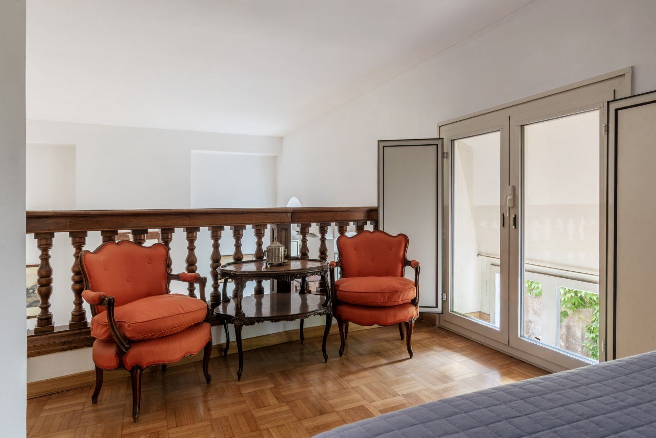 1 dormitorio, escritorio, tabla de planchar con plancha y wifi