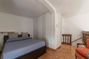 1 habitación, escritorio, tabla de planchar con plancha y wifi 