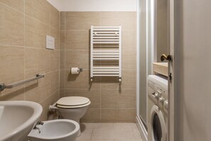 Regadera, secadora de cabello, bidet, toallas 