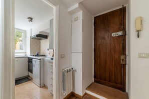Frigorífico, horno, placa de cocina y lavavajillas