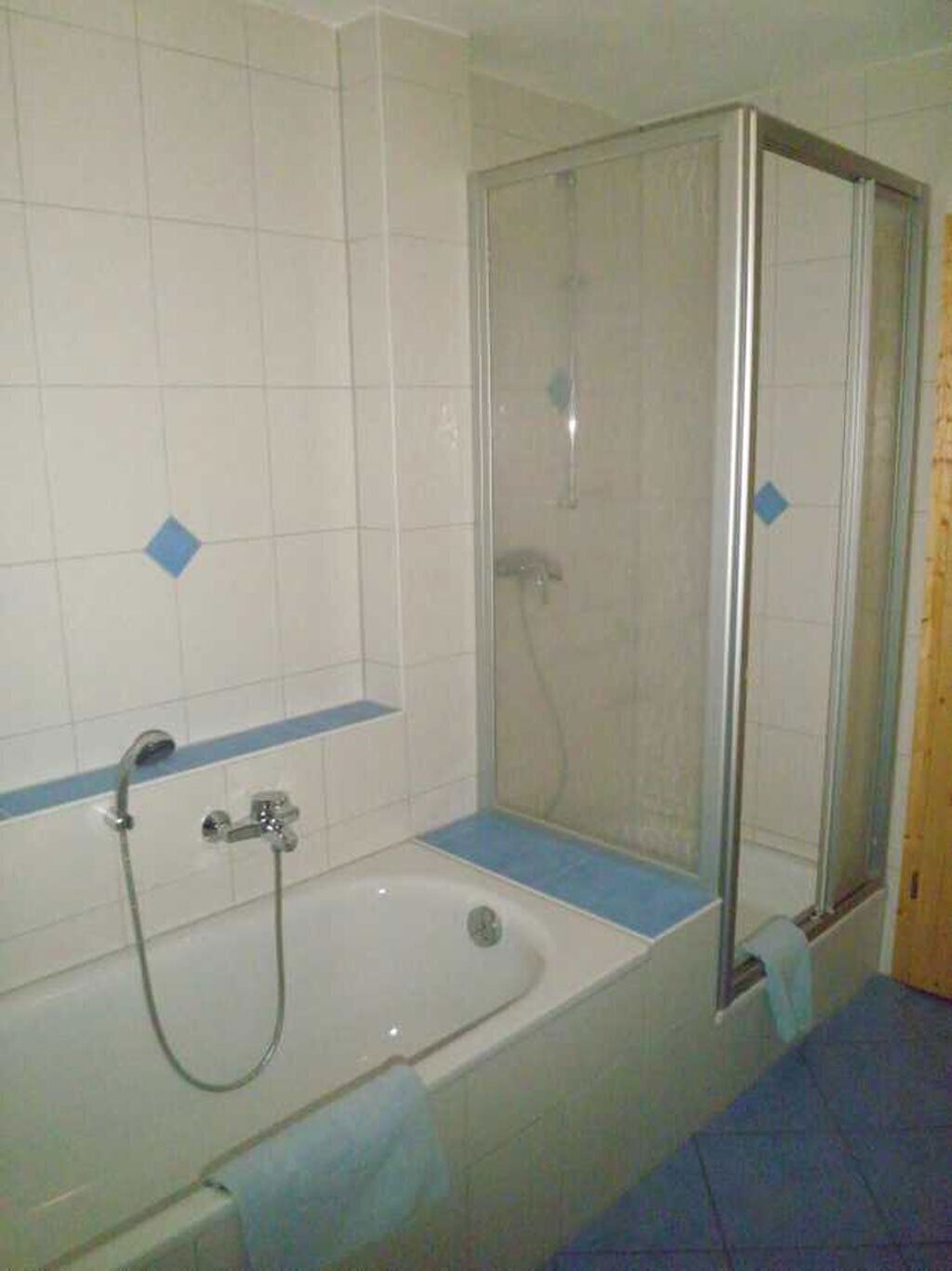 Dusche, Haartrockner, Handtücher, Toilettenpapier