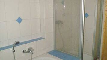 Dusche, Haartrockner, Handtücher, Toilettenpapier