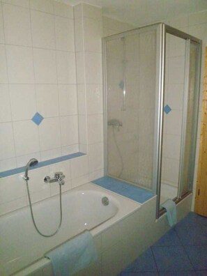 Dusche, Haartrockner, Handtücher, Toilettenpapier