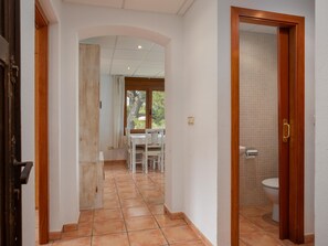 A hallway with a dining area and a bathroom. - Apartament amb Espectaculars Vistes al Mediterrani (Palafrugell)