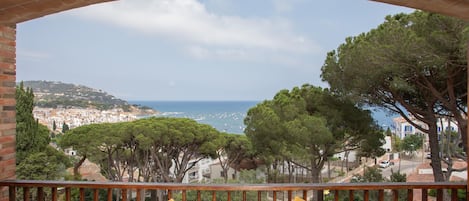 Un balcón con vista al mar y al pueblo.