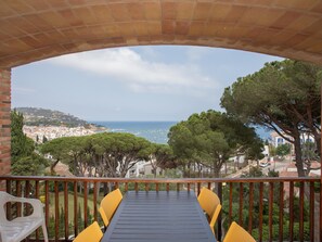 A balcony with a view of the sea and town. - Apartament amb Espectaculars Vistes al Mediterrani (Palafrugell)
