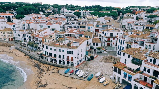 A coastal town with white buildings, a beach, and boats. - Apartament amb Espectaculars Vistes al Mediterrani (Palafrugell)