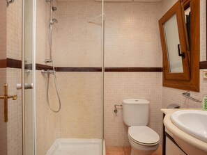A bathroom with a glass-enclosed shower, a toilet, and a sink. - Apartament amb Espectaculars Vistes al Mediterrani (Palafrugell)