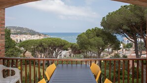 A balcony with a view of the sea and town. - Apartament amb Espectaculars Vistes al Mediterrani (Palafrugell)
