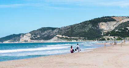 Sunny Apartment 3 Blocks to the Beach