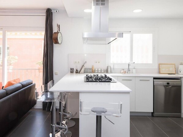 Apartment | 3 bedrooms - Sunny Apartment 3 Blocks to the Beach (Castelldefels)