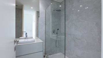Douche, bidet, savon