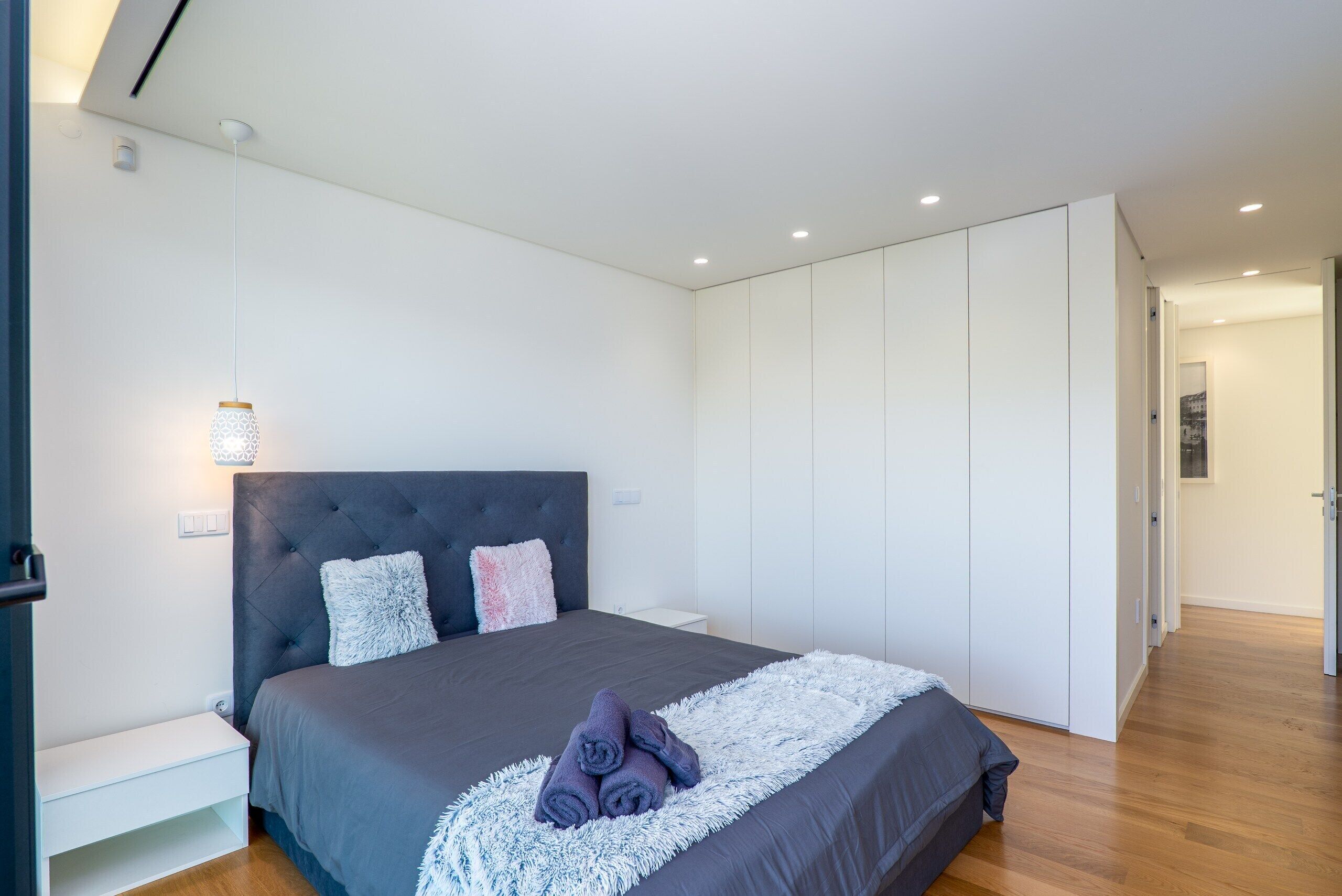 4 عدّة غرف نوم وواي فاي وملاءات أسرّة