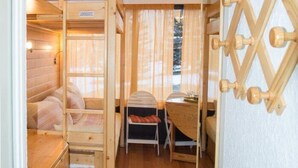 A compact room with bunk beds, a small table, and a mirror. - 50m from ski slopes, Ground floor, view mountain, parking, tv, ski locker, 18m², Montgenèvre (Montgenèvre)