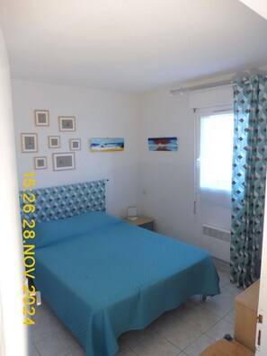 4 عدّة غرف نوم ومكواة/لوح كي وخدمة الإنترنت وملاءات أسرّة