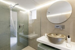Dusche, Haartrockner, Handtücher, Toilettenpapier
