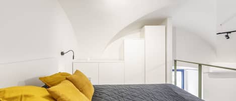 2 chambres, fer et planche à repasser