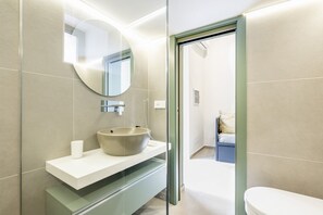 Regadera, secadora de cabello, toallas, papel de baño