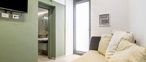 2 habitaciones y tabla de planchar con plancha