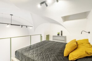 2 habitaciones y tabla de planchar con plancha