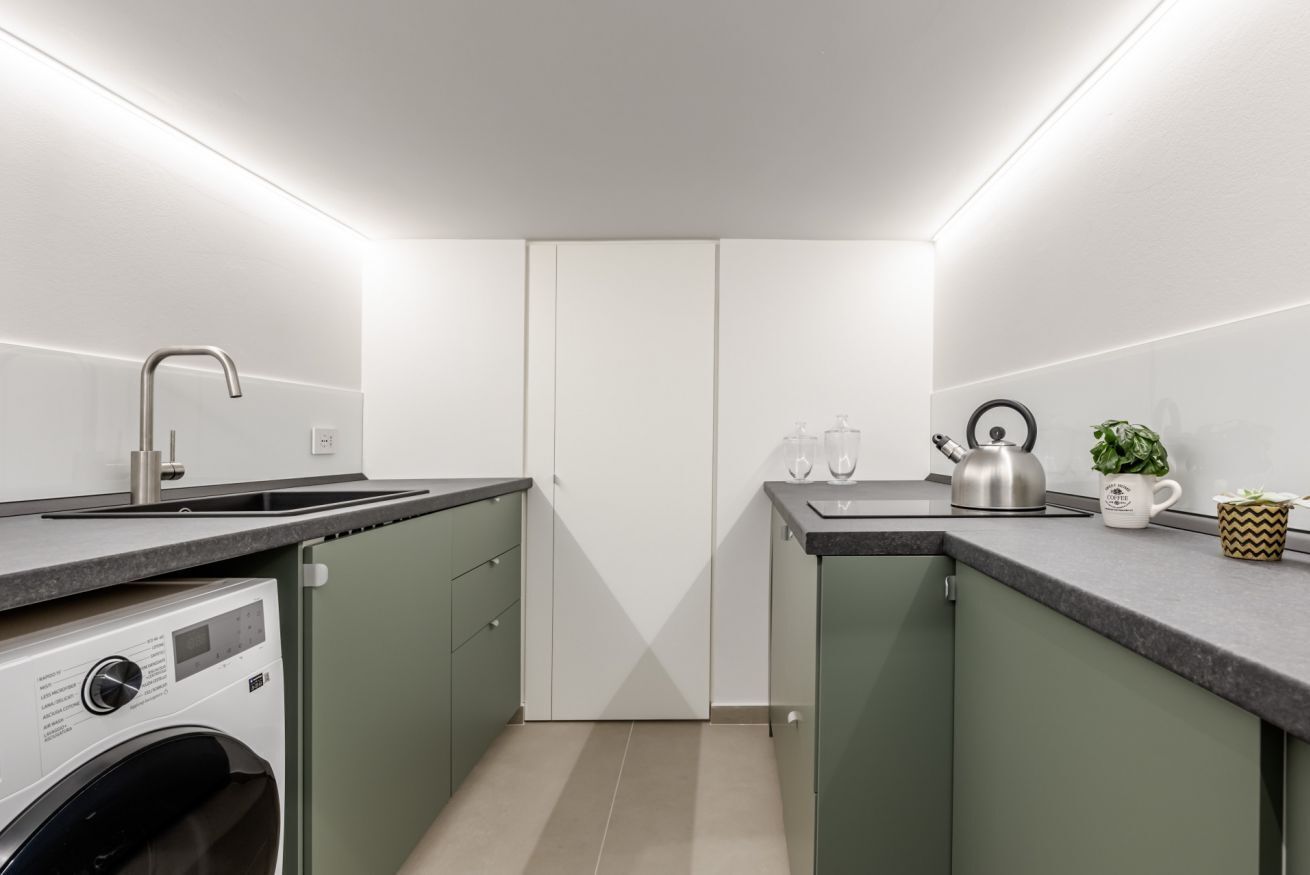 Køleskab, mikrobølgeovn, kogeplade, elkedel