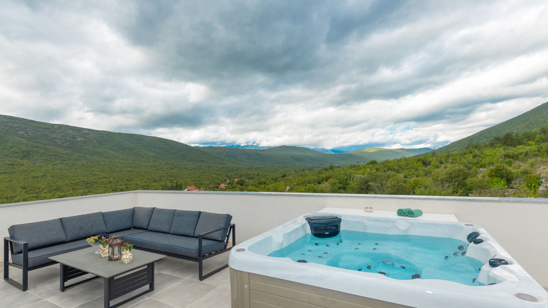 Outdoor spa tub