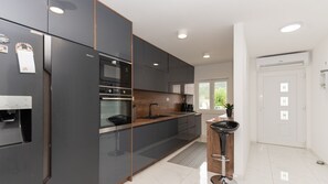 Kühlschrank, Mikrowelle, Ofen, Geschirrspüler