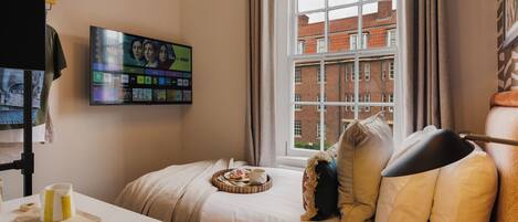 Tabla de planchar con plancha, wifi gratis, ropa de cama