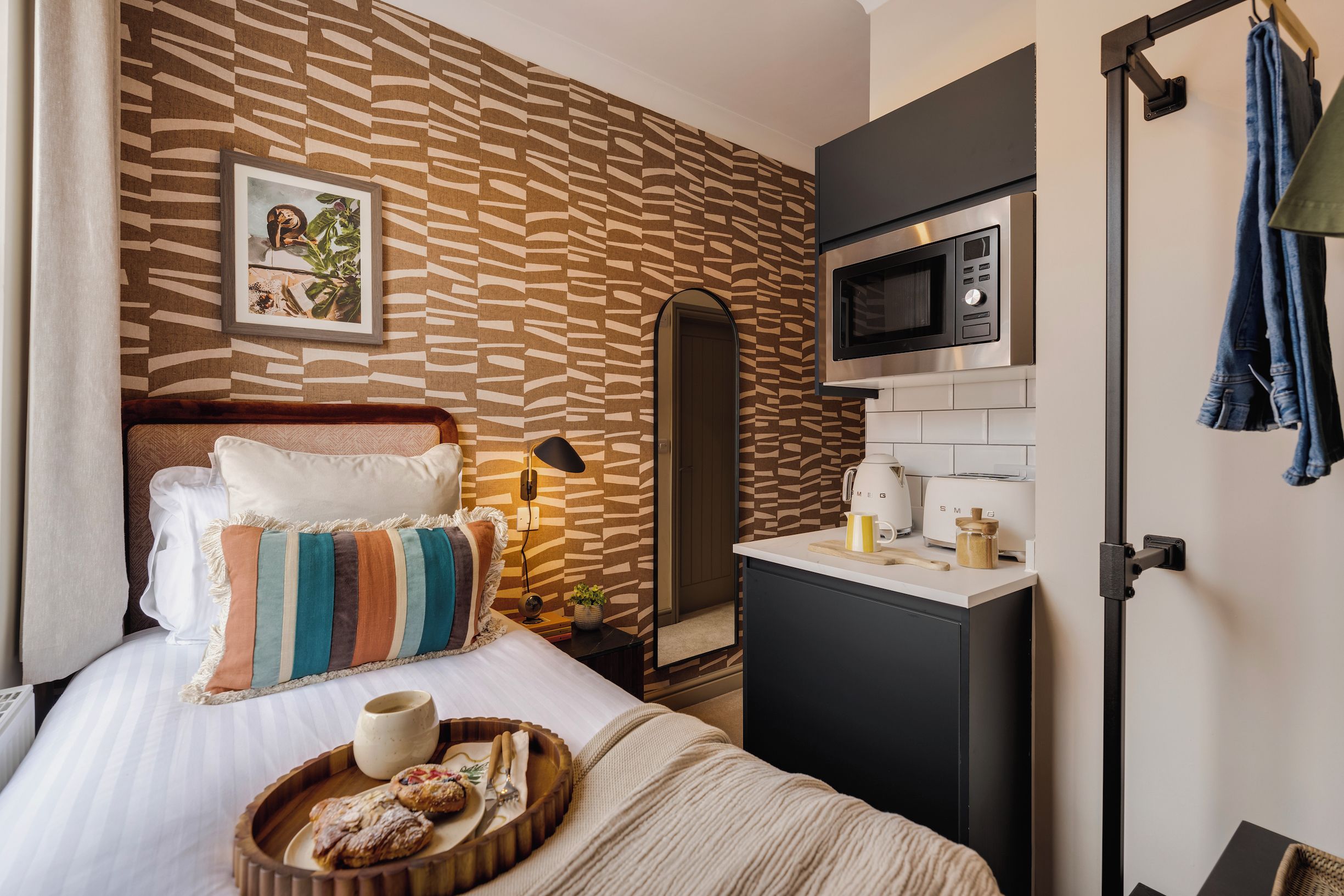 Iron/ironing board, WiFi (free), bed sheets