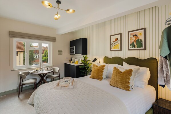 Iron/ironing board, free WiFi, bed sheets