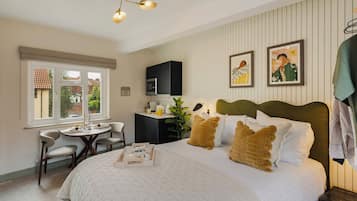 Iron/ironing board, free WiFi, bed sheets