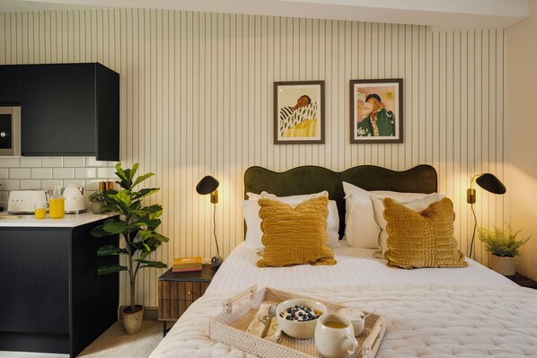 Tabla de planchar con plancha, wifi gratis y ropa de cama