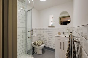 Douche, séchoir à cheveux, serviettes fournies