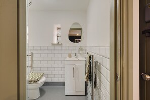 Ducha, secador de pelo, toallas